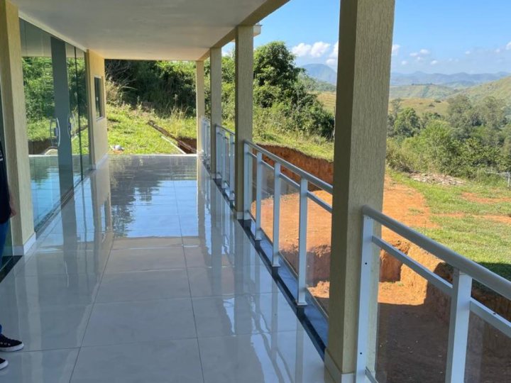 LINDA CASA COM 3 SUITES - SILENCIO E VISTA MARAVILHOSA em VALE DOS YPES, TRÊS RIOS RJ