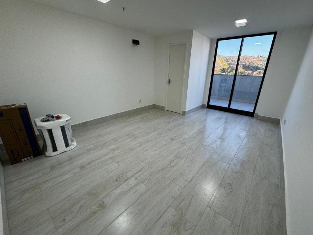 Foto 6 de SALA COMERCIAL EDIFICIO CHARTUNI     MODERNO em centro, Três Rios