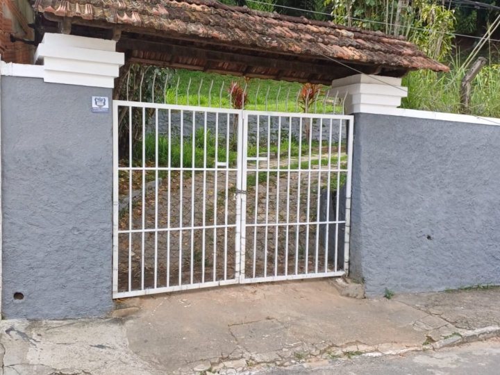 CASA TRÊS QUARTOS NO CENTRO em centro, Três Rios
